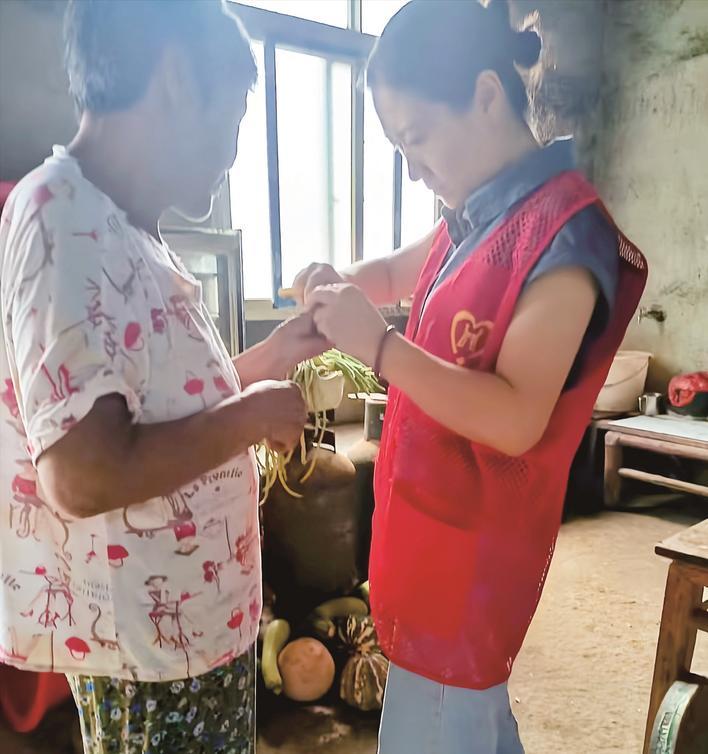 姜晓林给老人剪指甲