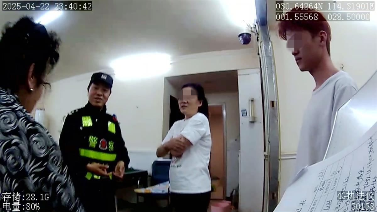 民警找回存有重要资料的平板电脑 小伙子赠送“YYDS”锦旗