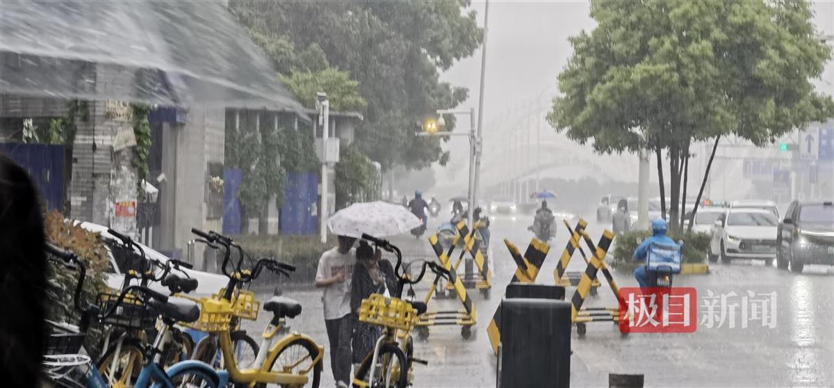 暴雨如注，能见度差