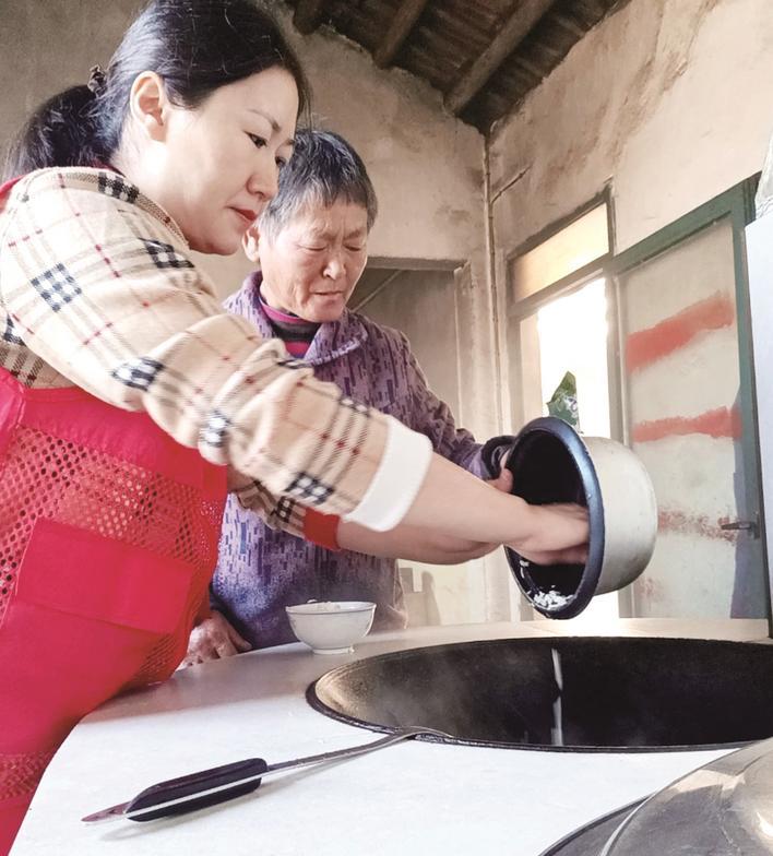 姜晓林给老人做饭