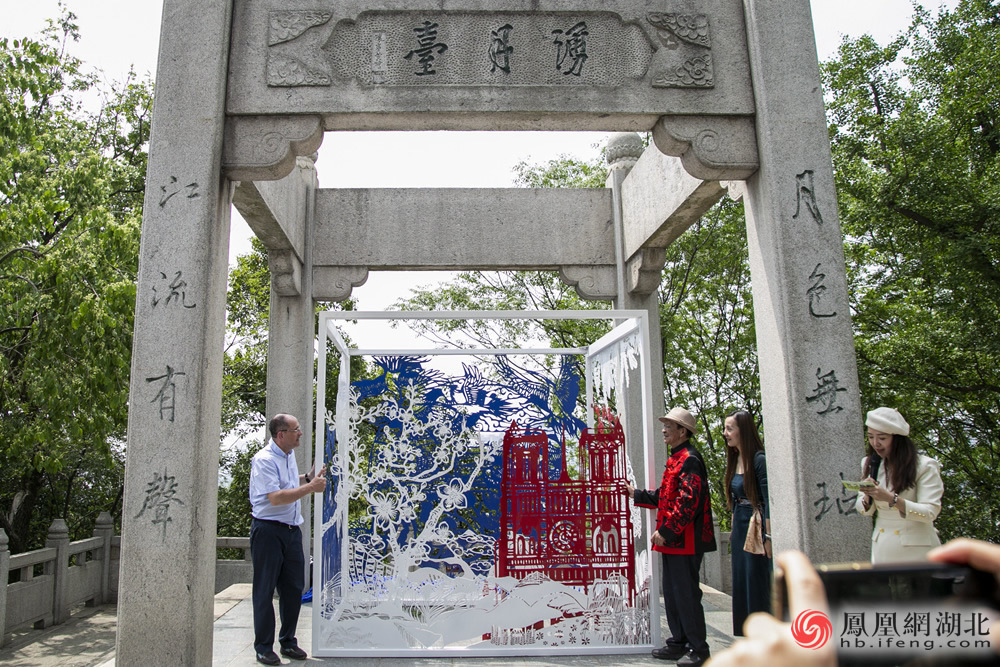中法剪纸艺术展《光之剪影》武汉黄鹤楼开展