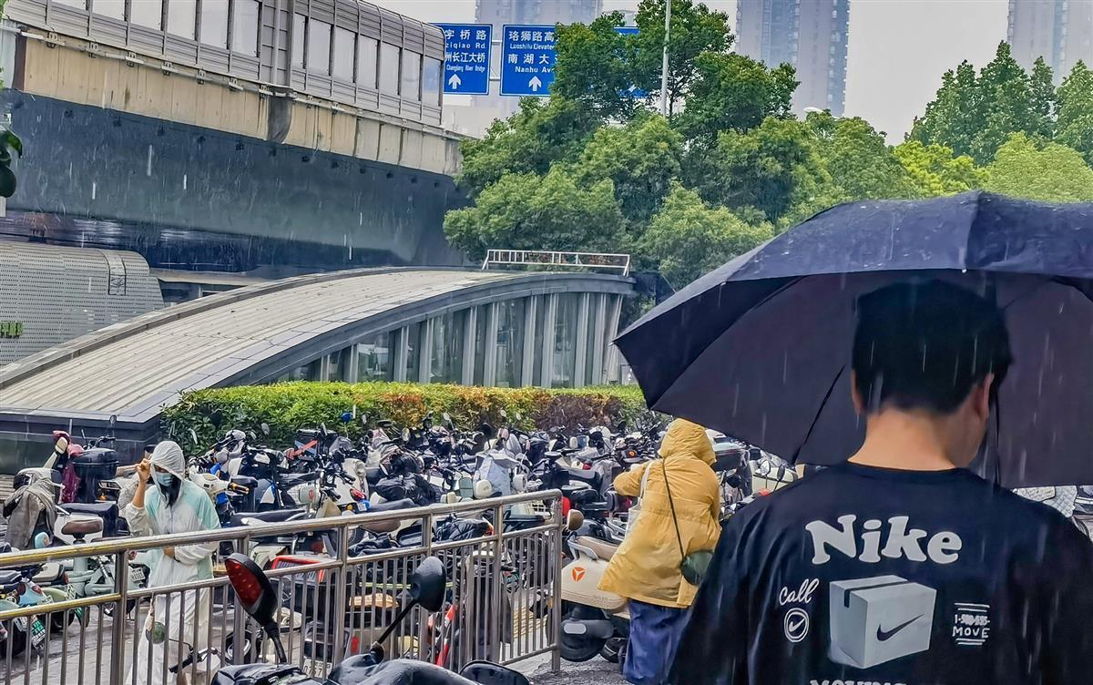 午后，阵雨偷袭路人