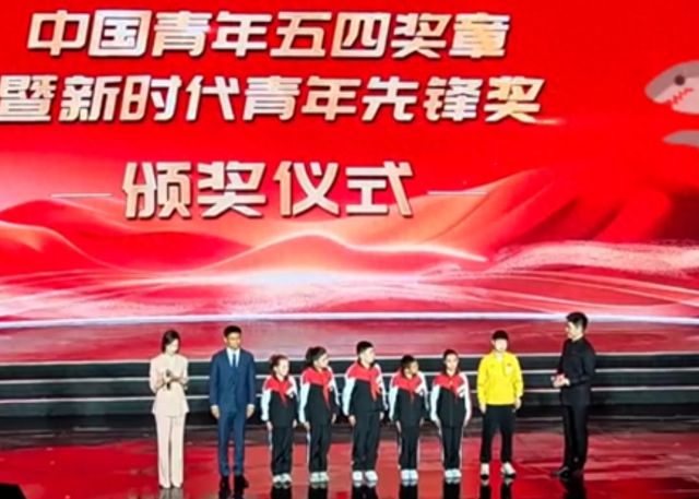 孙颖莎当颁奖嘉宾了 为获奖者颁奖送球拍