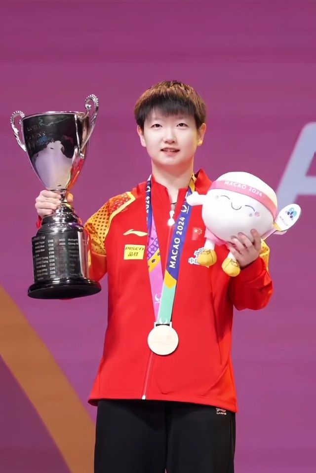 孙颖莎当颁奖嘉宾了 为获奖者颁奖送球拍