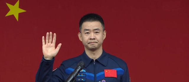 大队长、副大队长都“上天”了，地球的工作咋办？