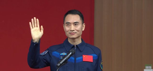 大队长、副大队长都“上天”了，地球的工作咋办？