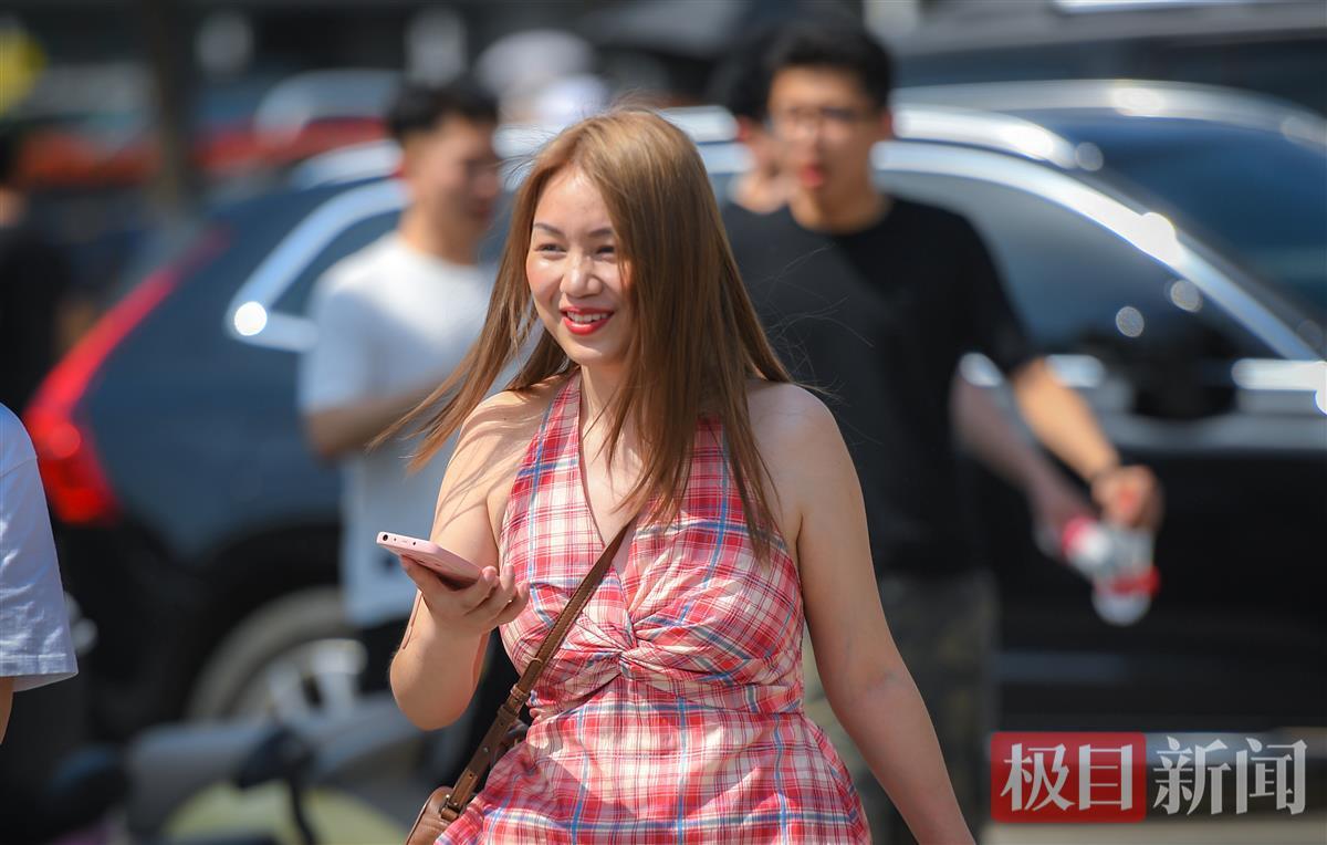 高温阻挡不了游客打卡武汉的热情