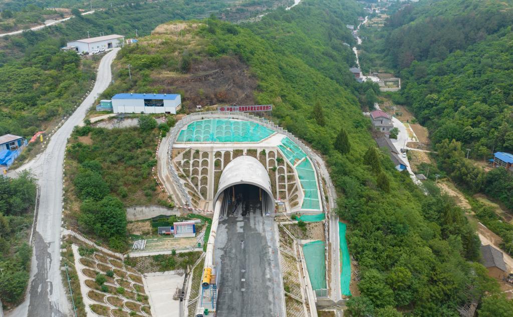 　　5月13日，西安至十堰高速铁路友谊隧道顺利贯通。（受访单位供图）