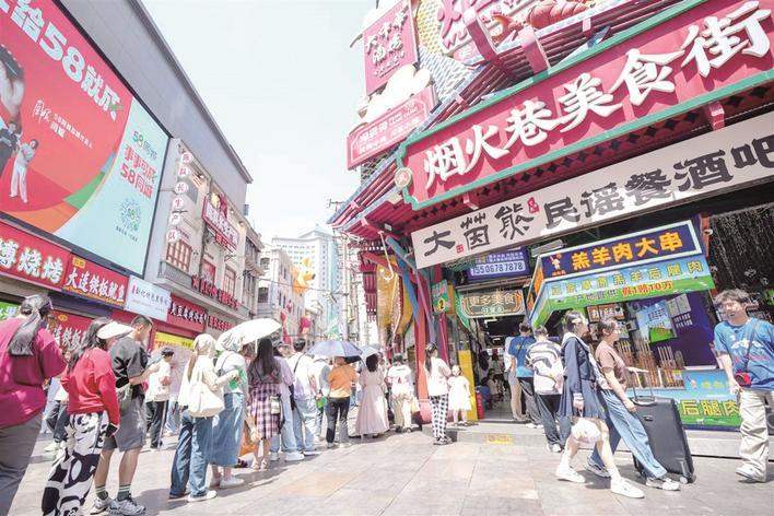 五一当天 40万人次打卡江汉路步行街 年轻人纷至沓来拥抱百年老街
