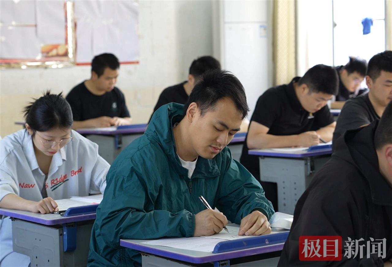 图6：考生在考场认真做题.jpg