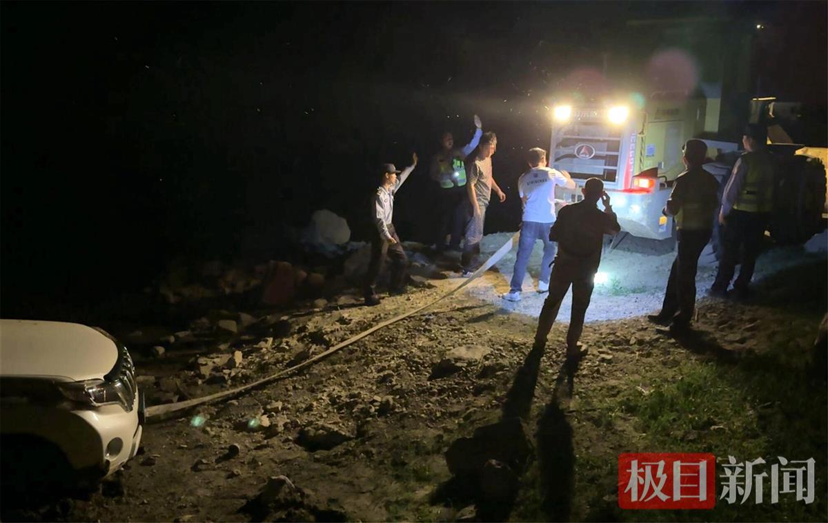 图4：民警指挥铲车拖出被陷车辆.jpg