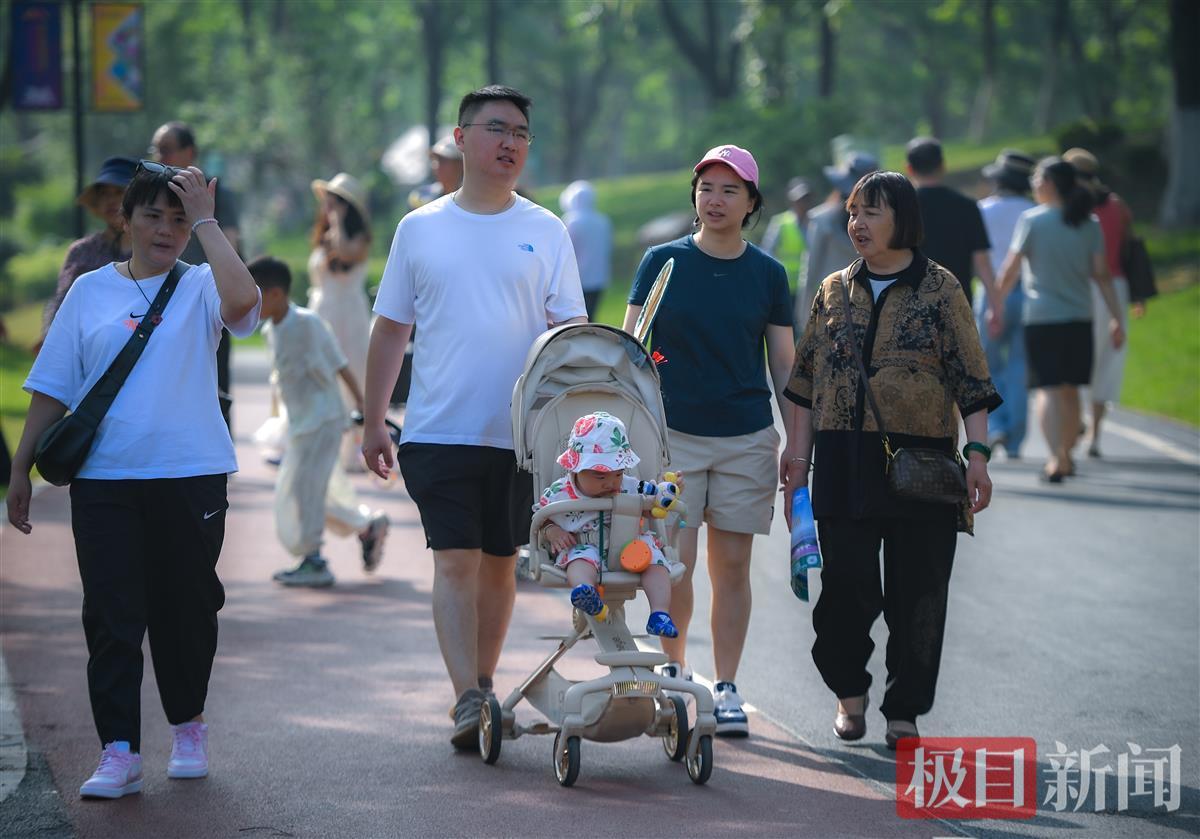 高温阻挡不了游客打卡武汉的热情