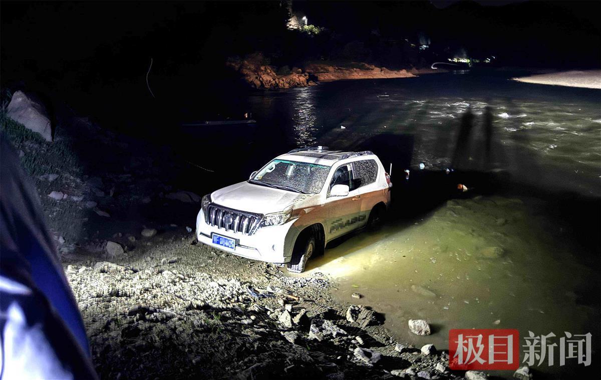 图1：夜钓男子的越野车涉水趴窝.jpg