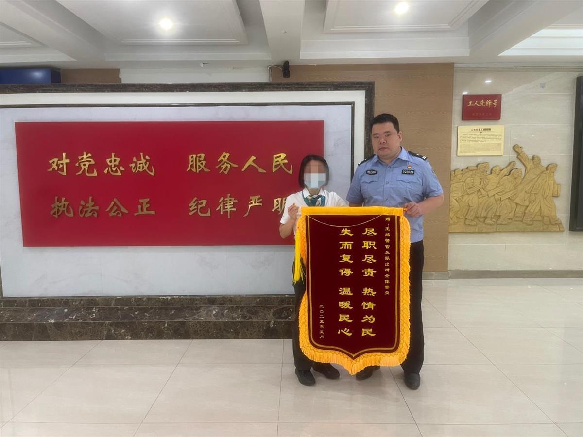 价值万余元的3双名牌鞋被当作垃圾扔了！民警连夜追查帮忙找回