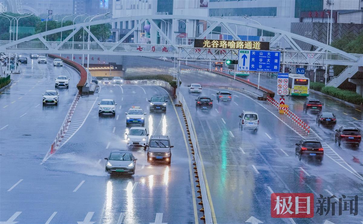 上班的车流，流动着夜色光灯（珞瑜路）