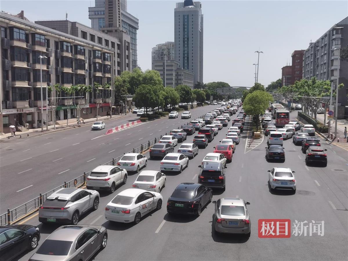 二环线梨园环岛车流量很大！武汉交警呼吁：乘坐地铁可直达梨园、东湖绿道