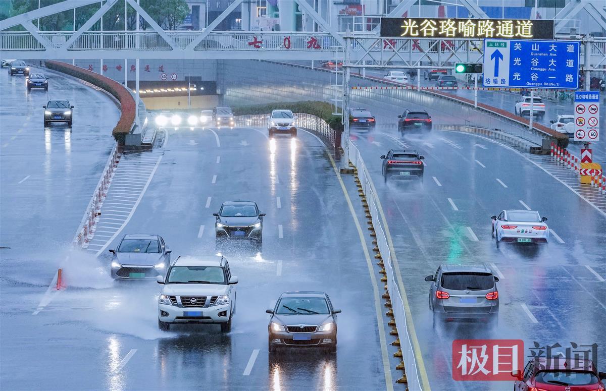 上班的车流，流动着夜色光灯（珞瑜路）
