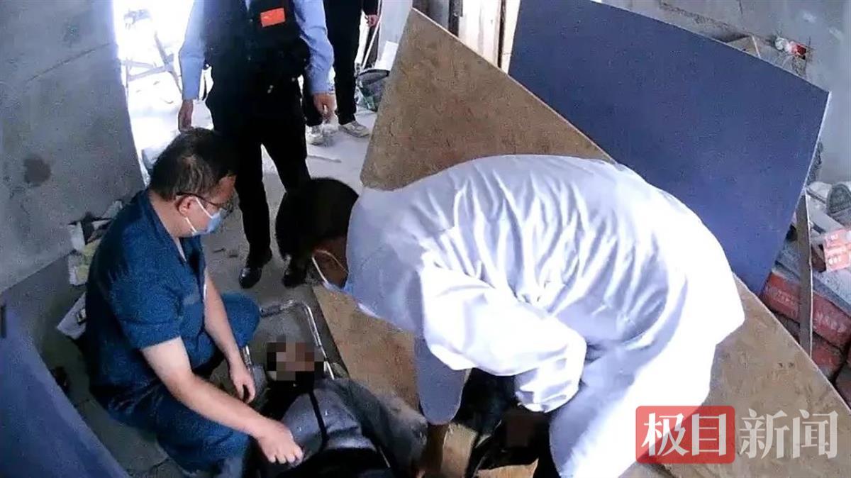 女子被7块石膏板压到窒息 绝境中唤醒手机语音助手报警脱险