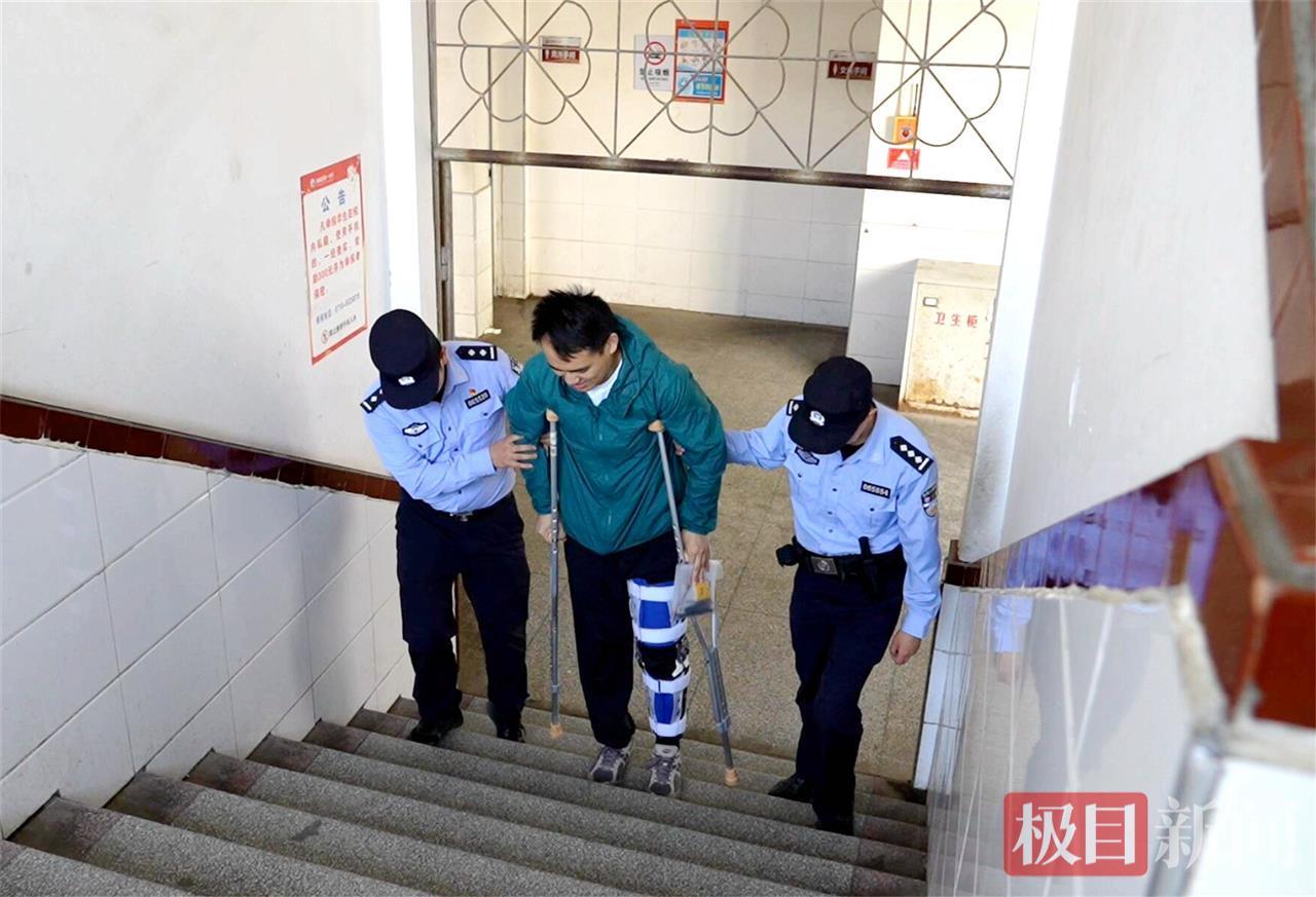 民警搀扶考生进考场