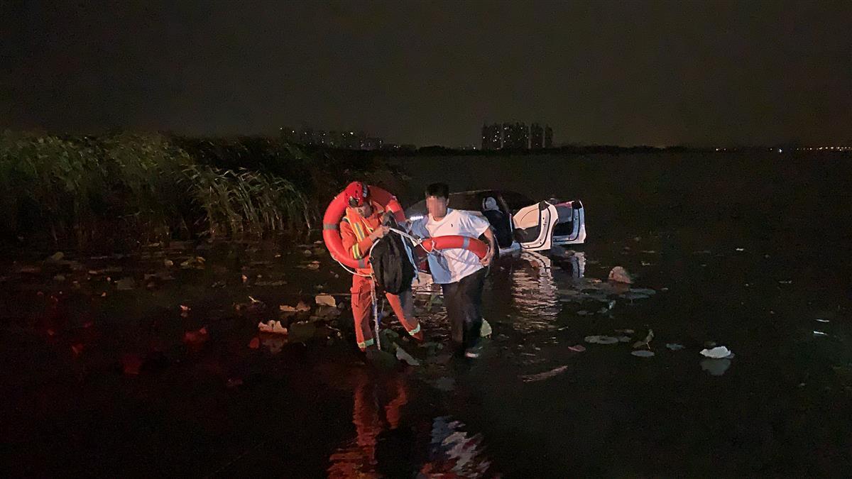 深夜男子独自驾车探索露营点 不慎将车开进湖中被困