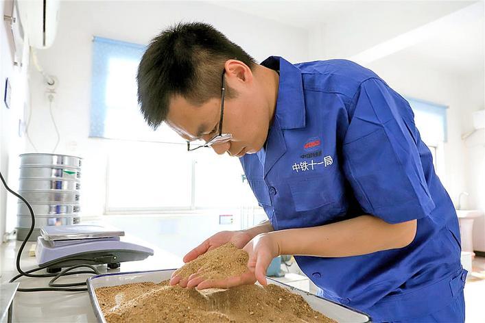 朱建敏进行砂颗粒分析 通讯员供图