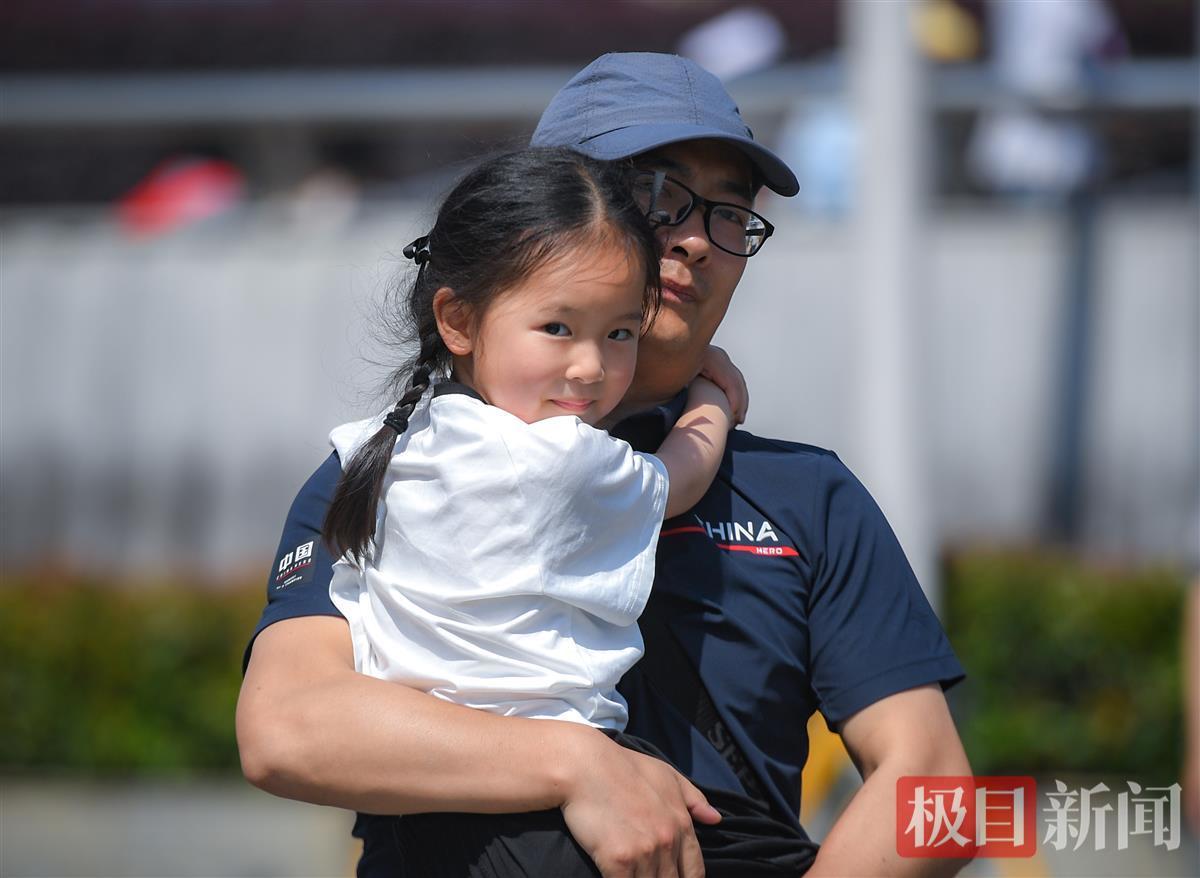 高温阻挡不了游客打卡武汉的热情