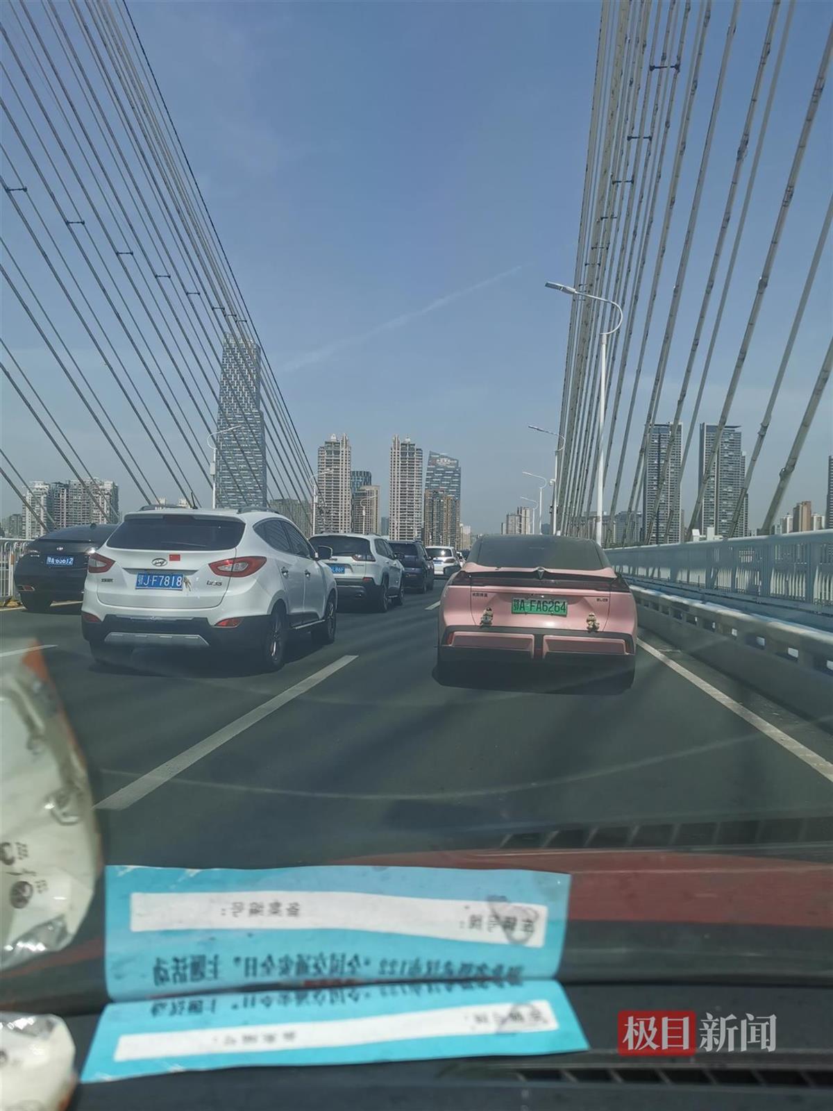 二环线梨园环岛车流量很大！武汉交警呼吁：乘坐地铁可直达梨园、东湖绿道