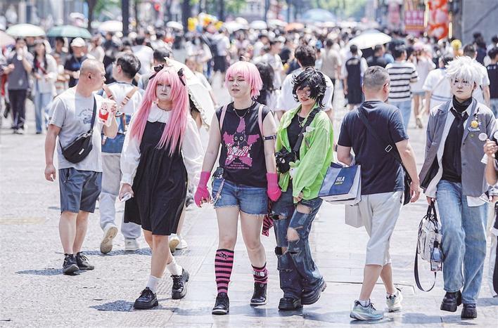 五一当天 40万人次打卡江汉路步行街 年轻人纷至沓来拥抱百年老街