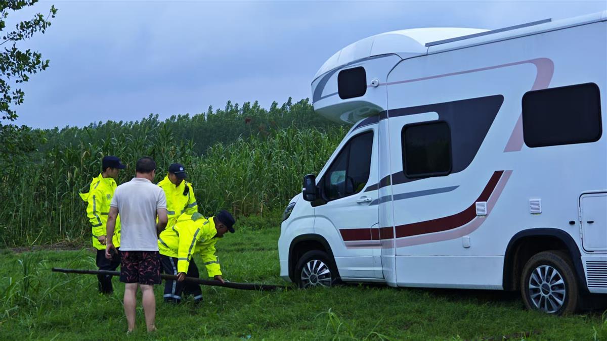 游客露营房车被困武汉天兴洲 警方风雨中暖心救助