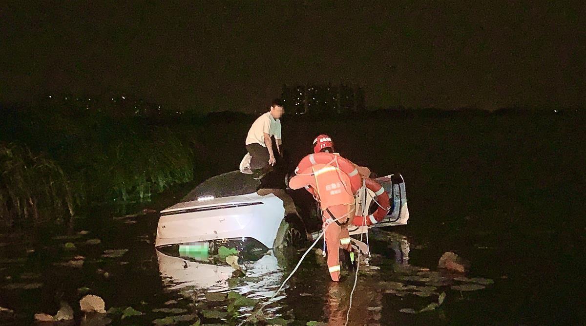 深夜男子独自驾车探索露营点 不慎将车开进湖中被困