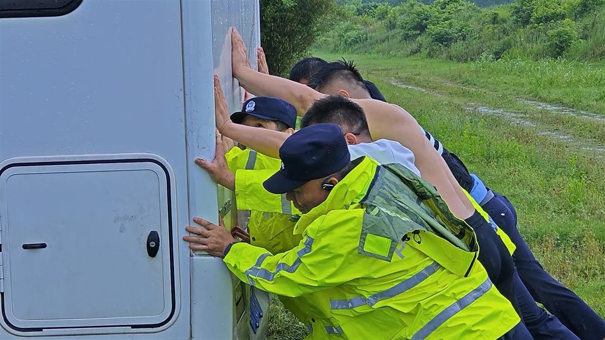 游客露营房车被困武汉天兴洲 警方风雨中暖心救助