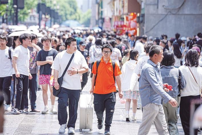 五一当天 40万人次打卡江汉路步行街 年轻人纷至沓来拥抱百年老街