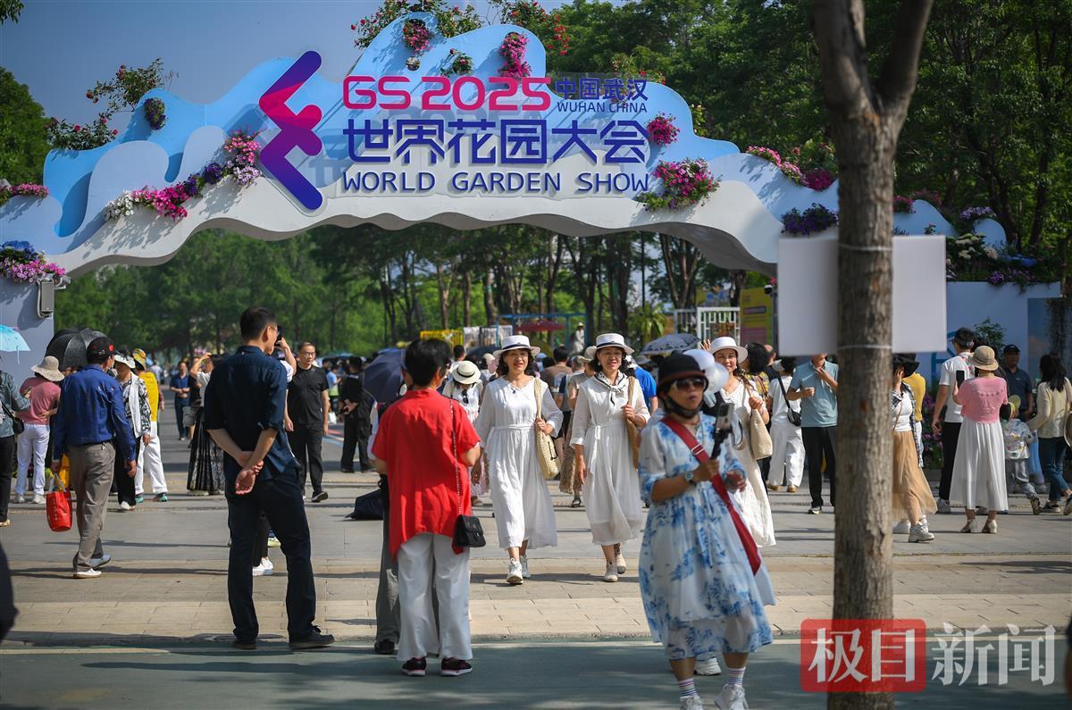高温阻挡不了游客打卡武汉的热情