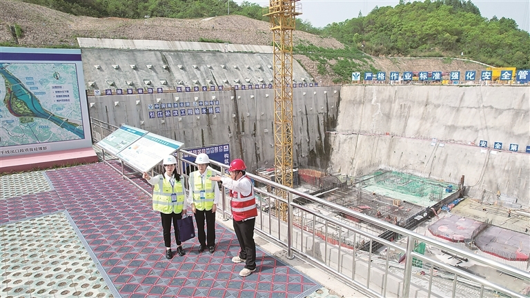 近日，湖北省丹江口市纪检监察干部联合相关职能部门在三官殿街道引江补汉工程出口段，查看安全生产相关情况。孙作伟 摄