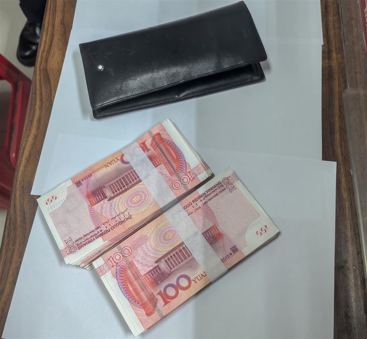 乘客2万元现金遗失武汉地铁车厢 民警辅警联动各站快速寻回