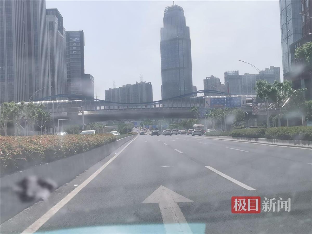 二环线梨园环岛车流量很大！武汉交警呼吁：乘坐地铁可直达梨园、东湖绿道