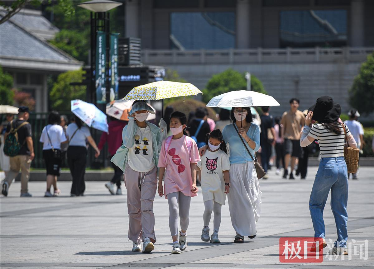 高温阻挡不了游客打卡武汉的热情