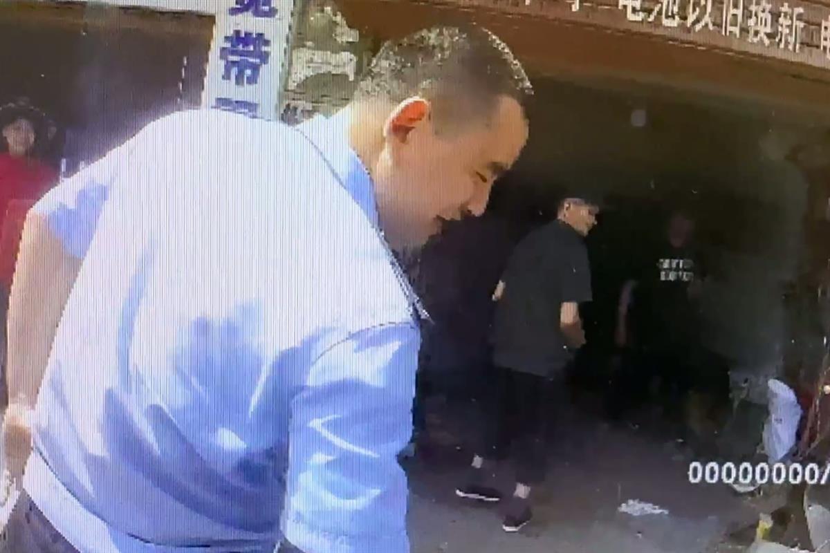 民警追踪来到黄陂区一家电动自行车售卖店
