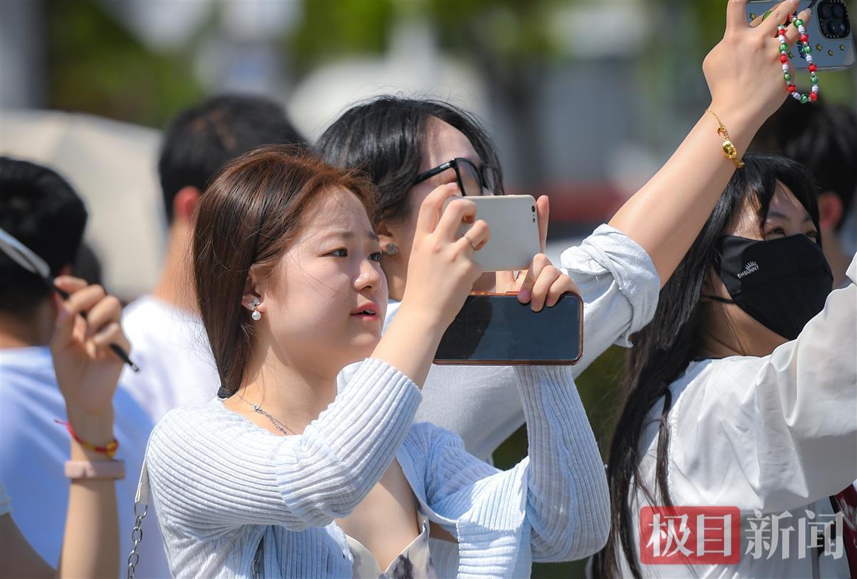 高温阻挡不了游客打卡武汉的热情