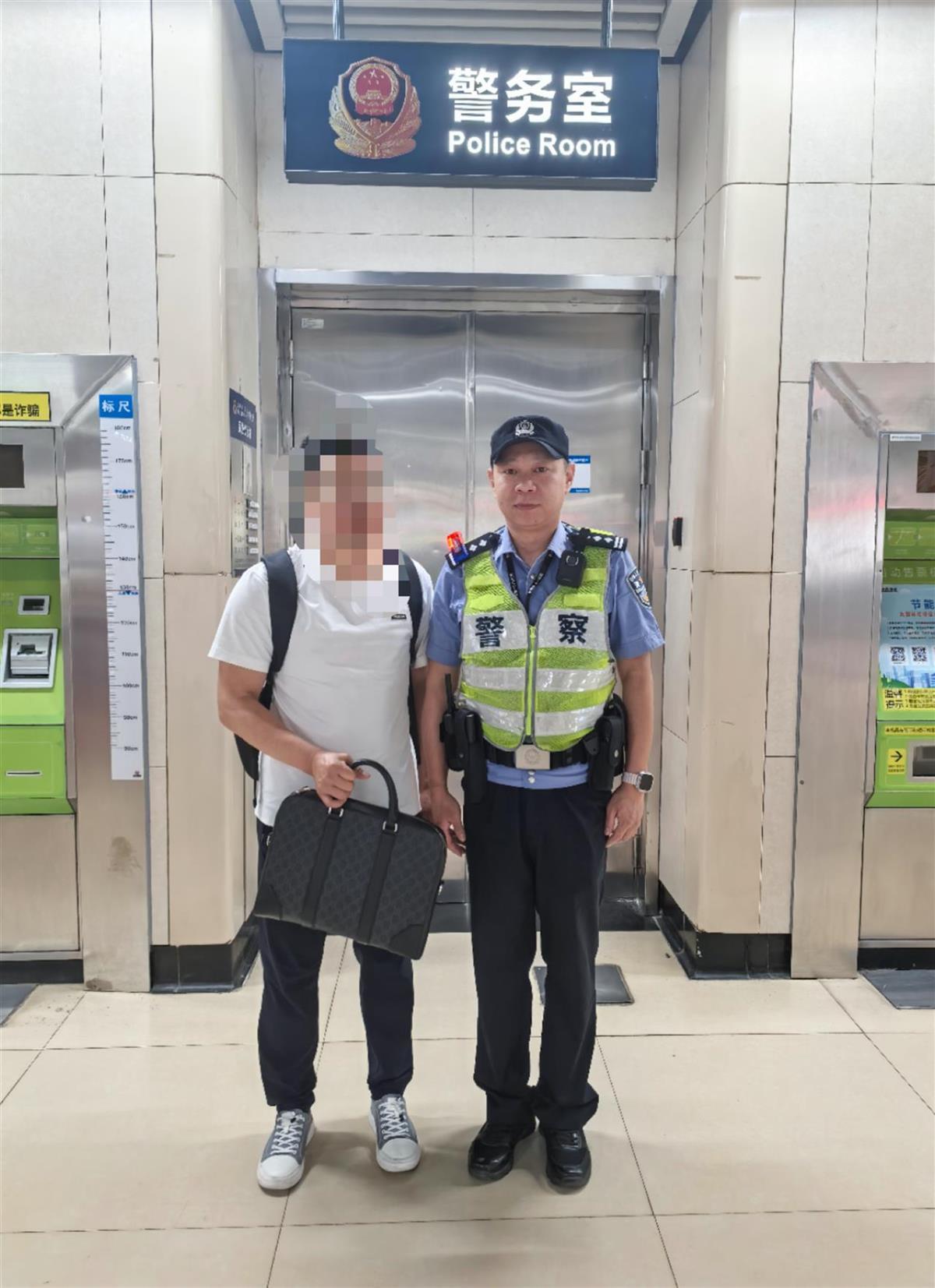 乘客2万元现金遗失武汉地铁车厢 民警辅警联动各站快速寻回
