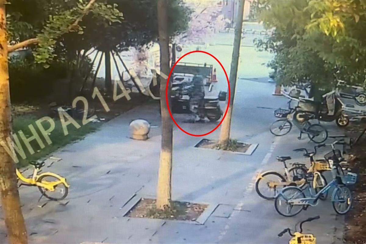 民警查看视频发现嫌疑人