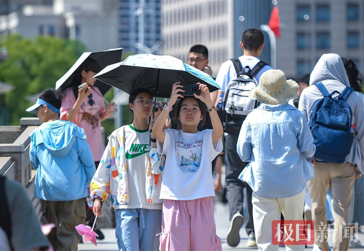 高温阻挡不了游客打卡武汉的热情
