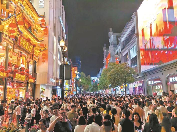 江汉路游人如织 通讯员供图