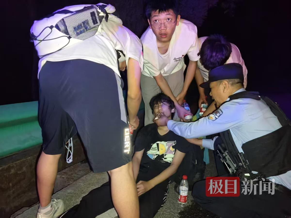 民警救人2.jpg
