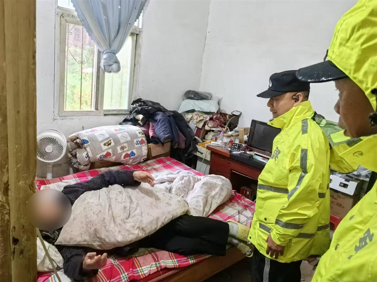 游客露营房车被困武汉天兴洲 警方风雨中暖心救助
