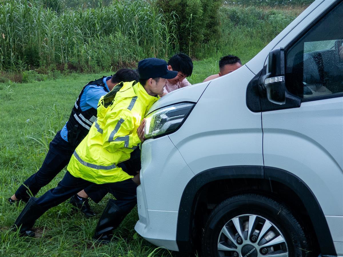 游客露营房车被困武汉天兴洲 警方风雨中暖心救助