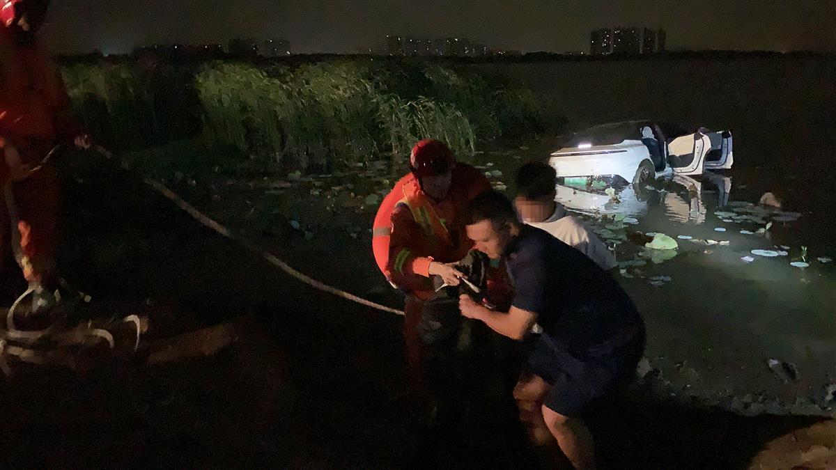 深夜男子独自驾车探索露营点 不慎将车开进湖中被困