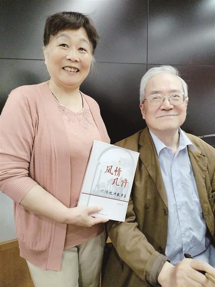 读者携新书与应齐民（右）合影