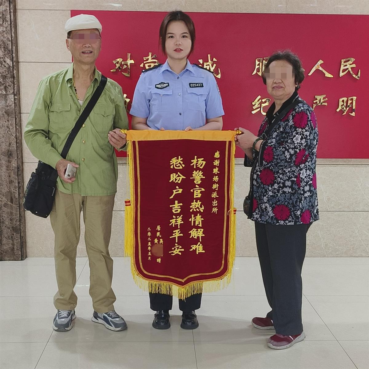武汉老两口赶到上海见到失联14年的儿子