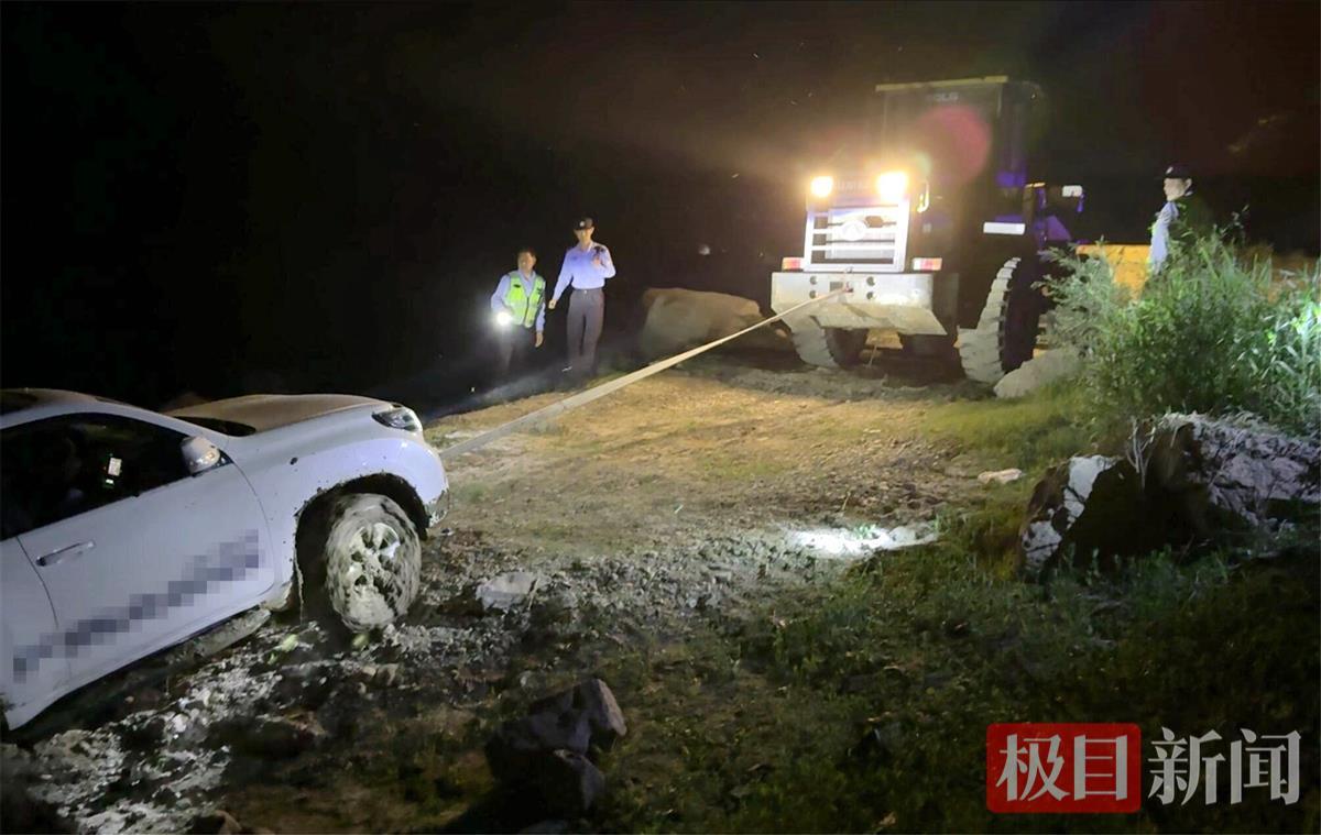 图5：民警指挥铲车拖出被陷车辆.jpg